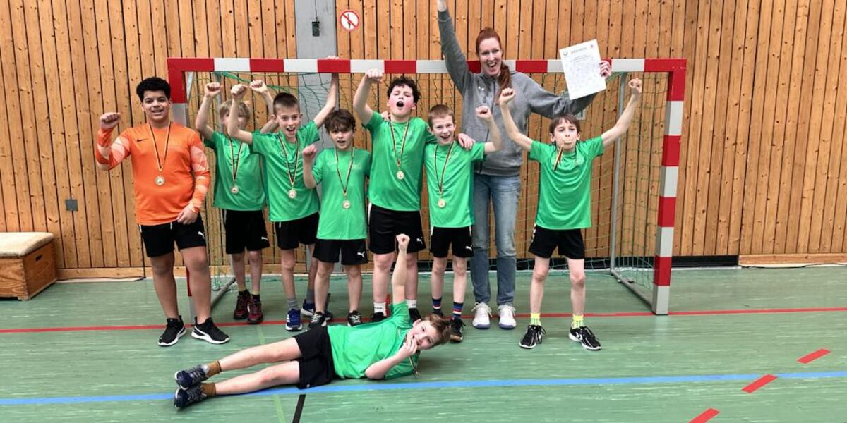 Die strahlenden Zweitplatzierten mit Sportlehrerin Julia Scholz